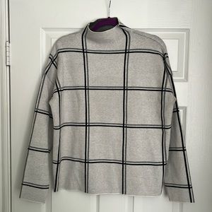 Tahari size L white and black sweater